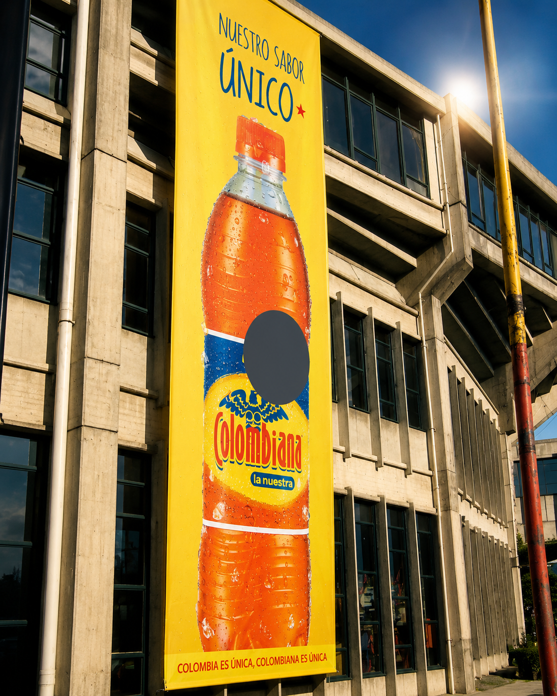 Pendón publicitario de gran formato instalado en fachada de edificio, producción Publisual Print