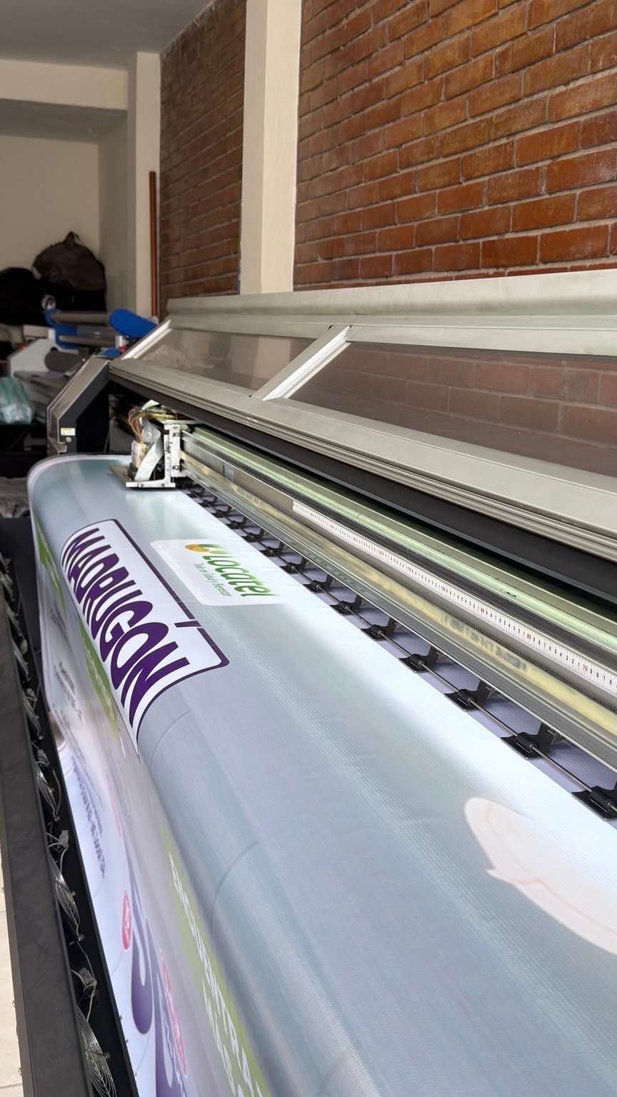 Impresión de lona publicitaria en planta de Publisual Print