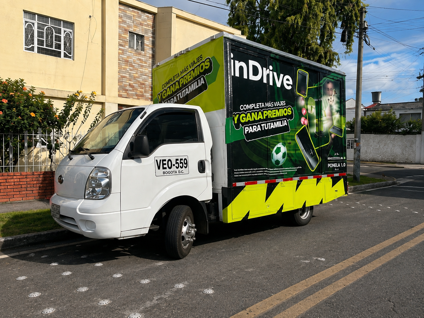 Rotulación vehicular camión inDrive realizada por Publisual Print