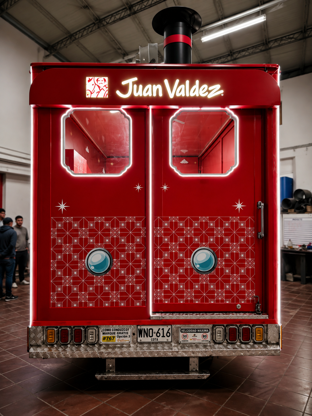 Rotulación vehicular furgón Juan Valdez realizada por Publisual Print